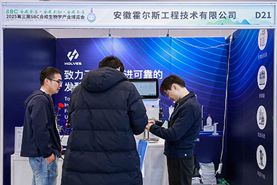 JIUYOU.COM·(中国区)官方网站团队与客户交流